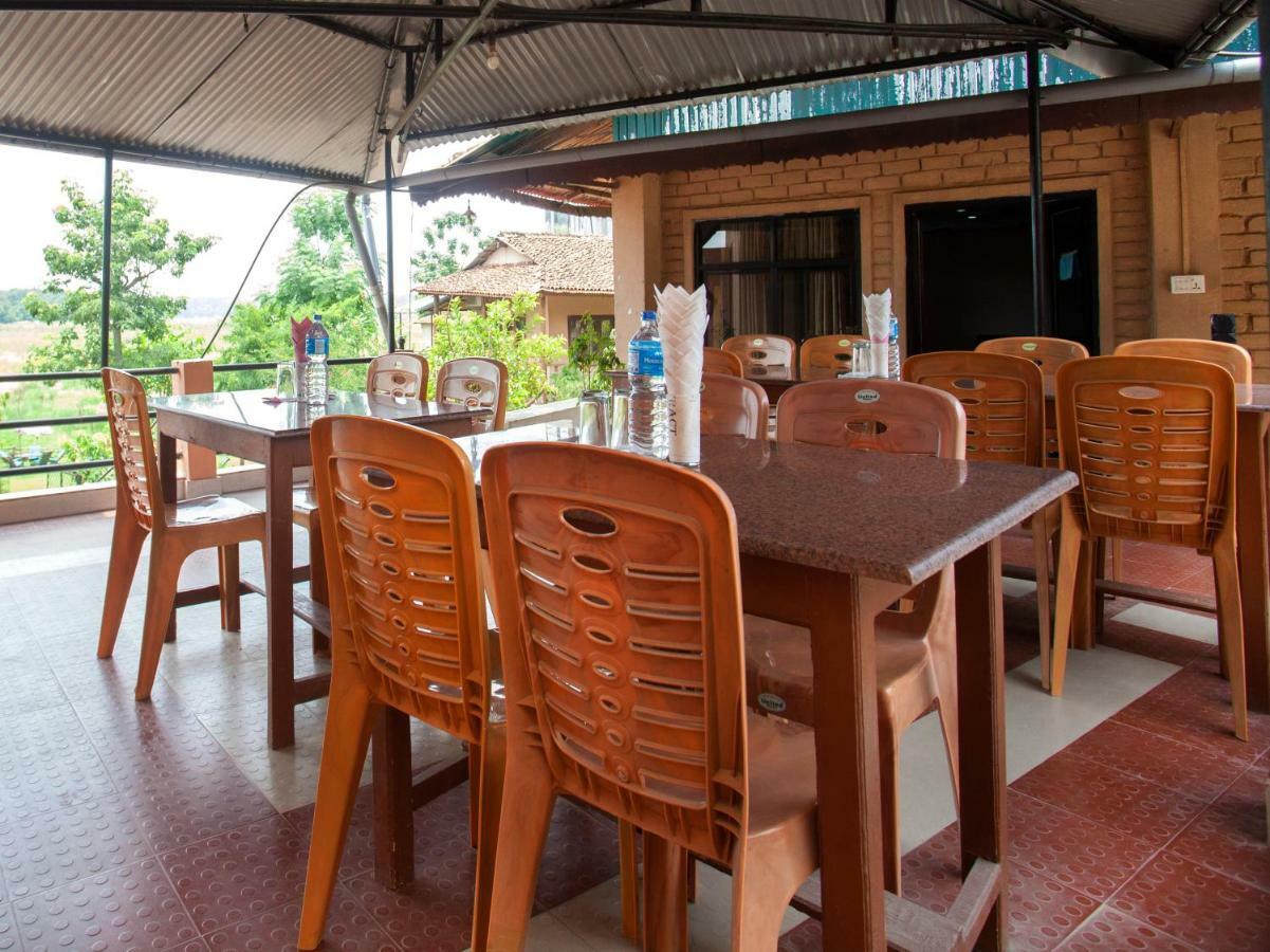 Spot On 486 Hotel Holy Lodge Sauraha Exterior photo