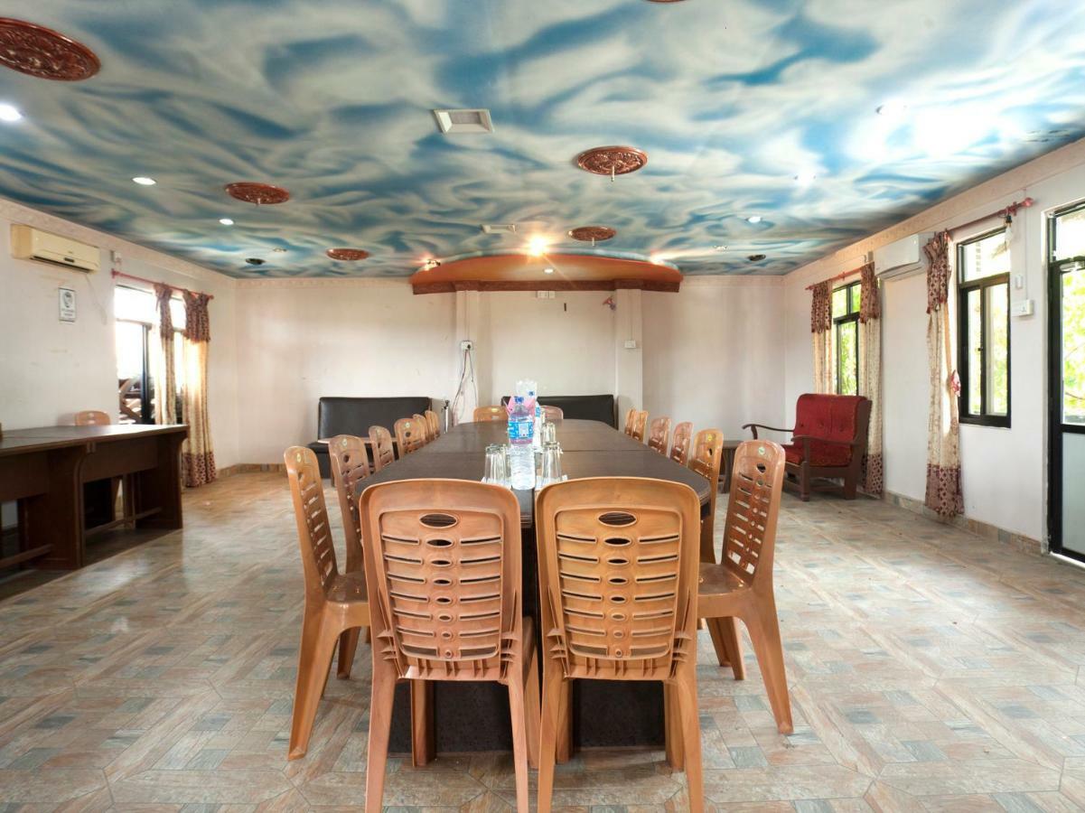 Spot On 486 Hotel Holy Lodge Sauraha Exterior photo