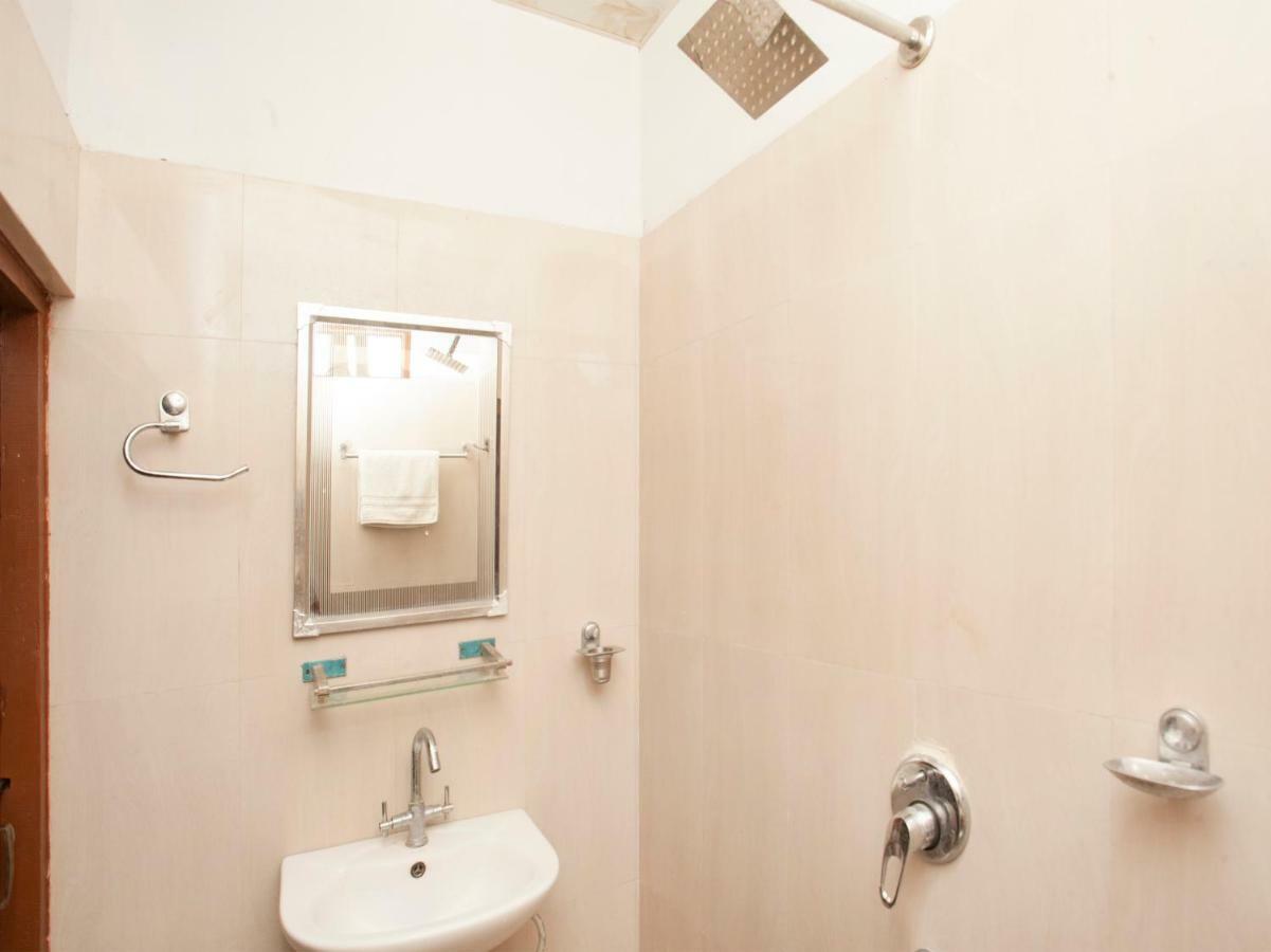 Spot On 486 Hotel Holy Lodge Sauraha Exterior photo