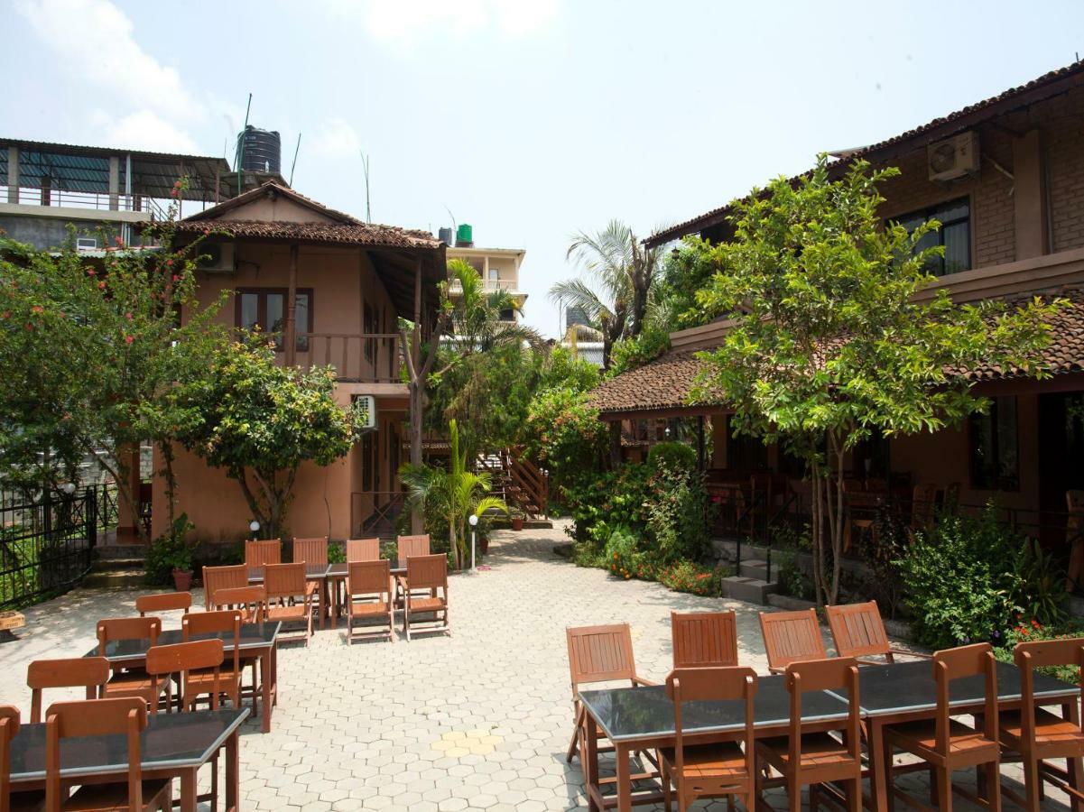 Spot On 486 Hotel Holy Lodge Sauraha Exterior photo