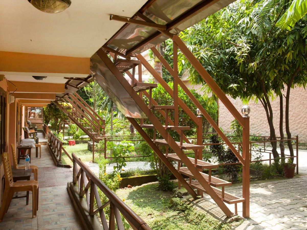 Spot On 486 Hotel Holy Lodge Sauraha Exterior photo