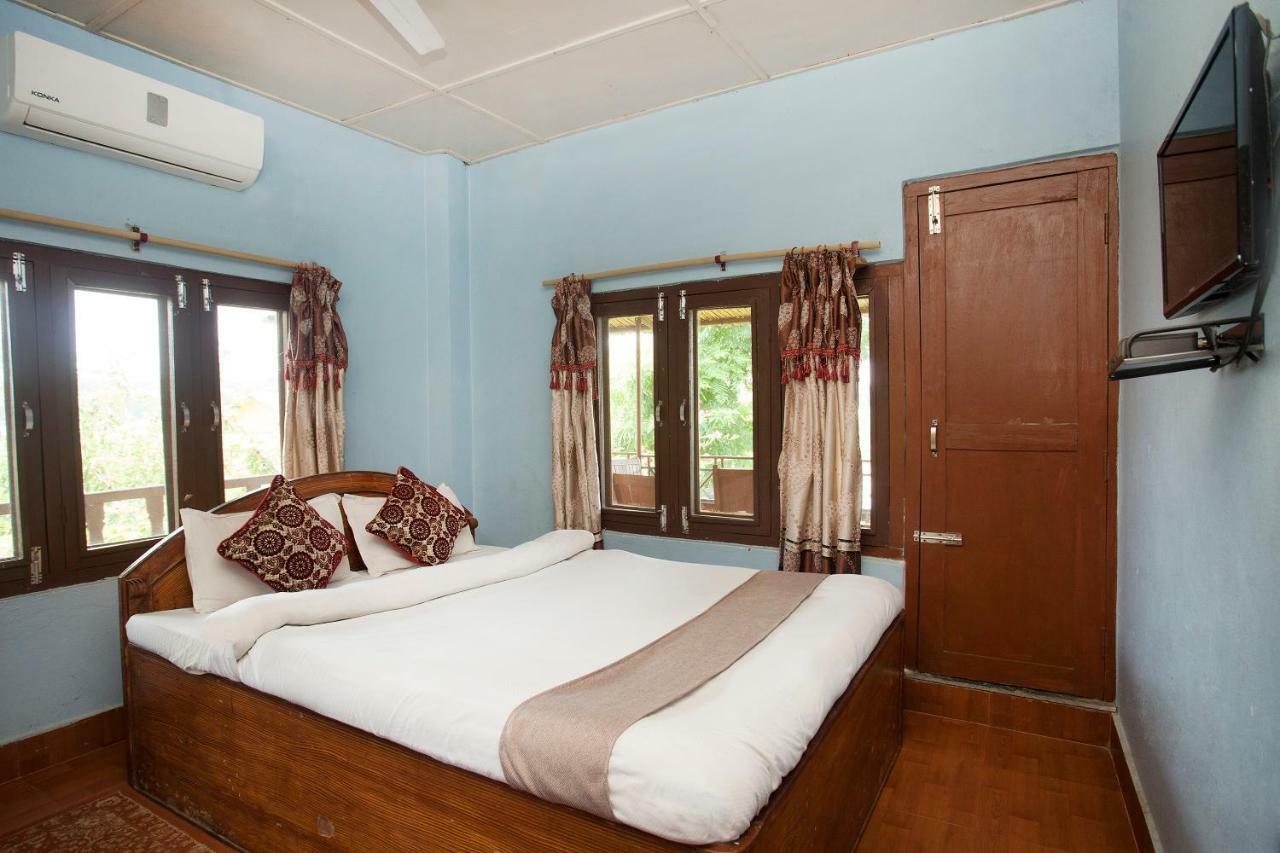 Spot On 486 Hotel Holy Lodge Sauraha Exterior photo